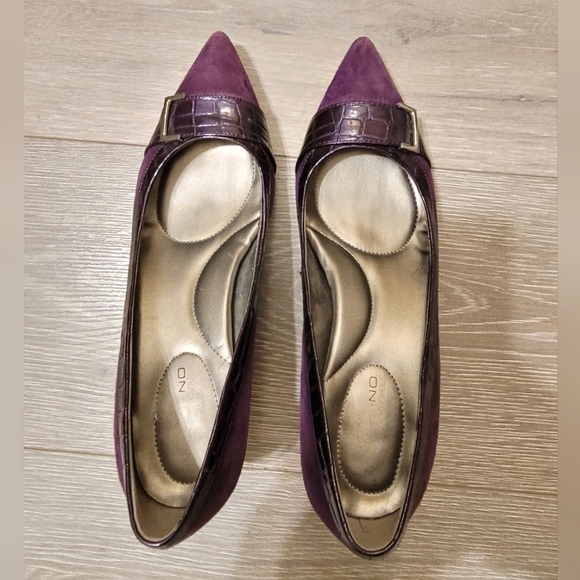Bandolino | Purple | Suede | Pointed-Toe | Kitten Heels | Size 6.5 M - Picture 5 of 10